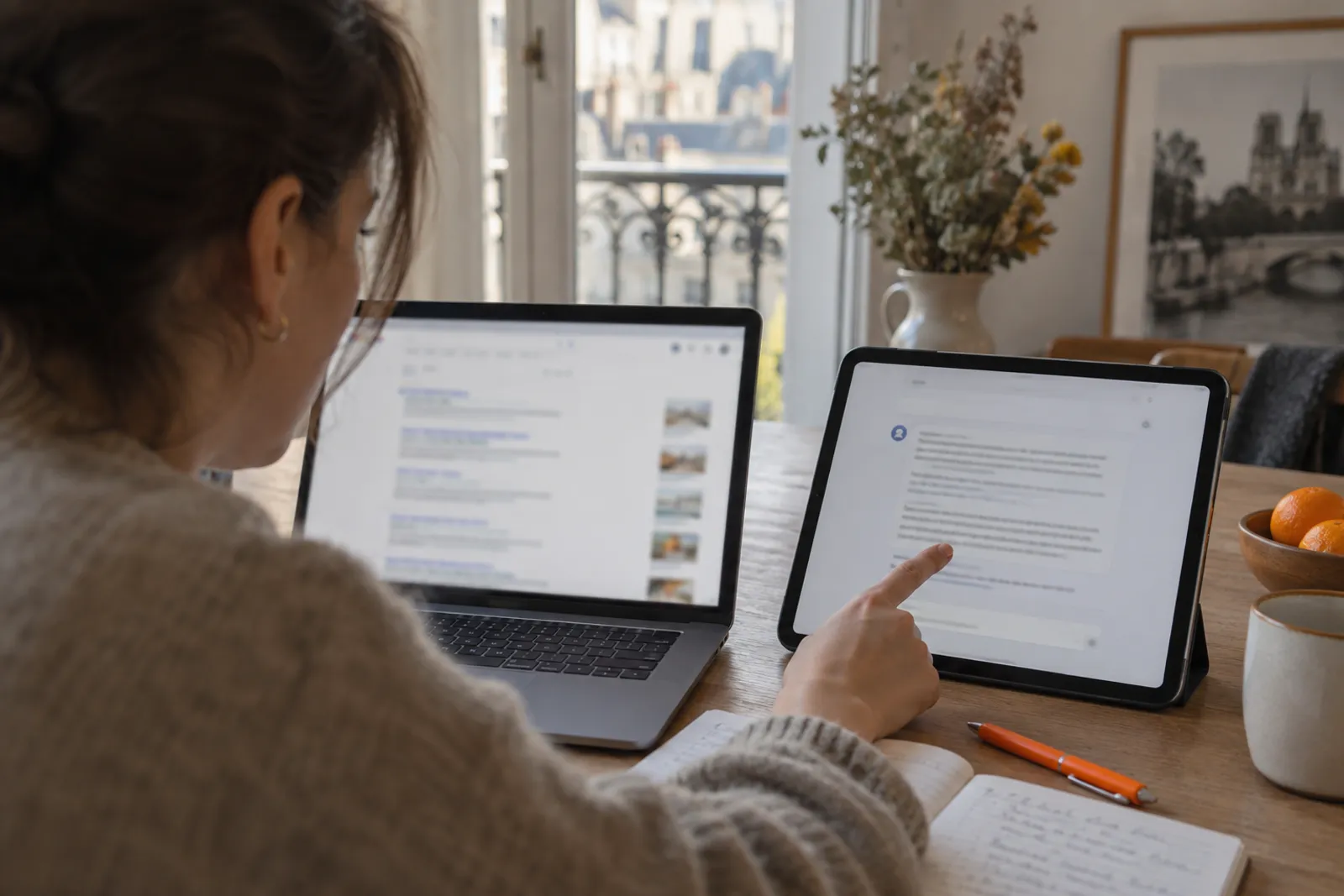 Deux écrans côte à côte : une page de résultats de recherche classique et la réponse d’une IA.