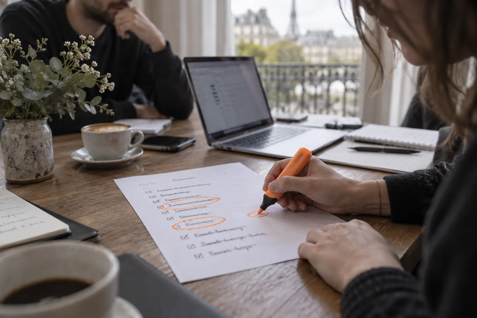 Des priorités surlignées en orange sur une liste imprimée, pour décider quoi corriger en premier.